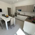 Quasi Nell'acqua Villa *
